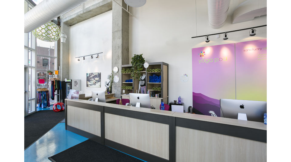 Solera Apartments: Modern business center equipped with workstations and technology for productivity