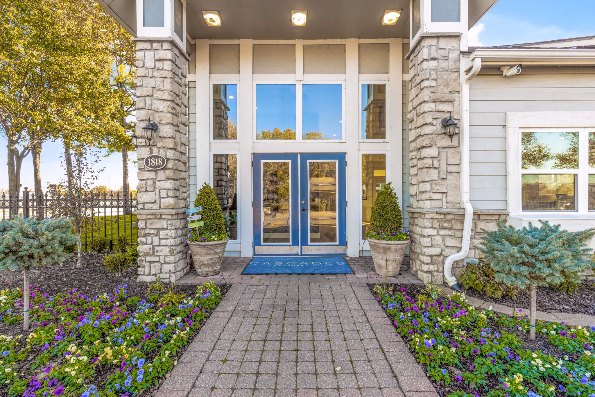 Cascades at Southern Hills: Elegant apartment complex in Tulsa