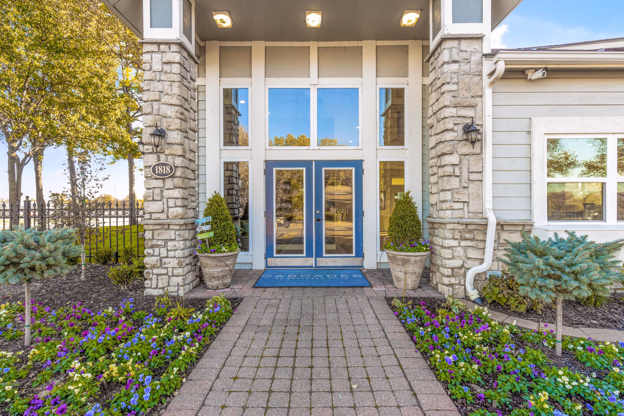 Cascades at Southern Hills: Elegant apartment complex in Tulsa