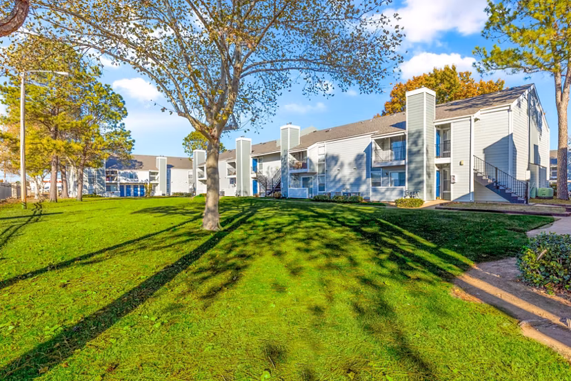 Cascades at Southern Hills: Elegant of luxury apartments in South Tulsa