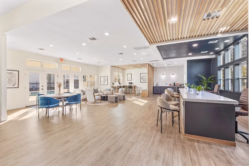 Clubhouse with modern furnishings and a cozy seating area at Cascades at Southern Hills Apartments