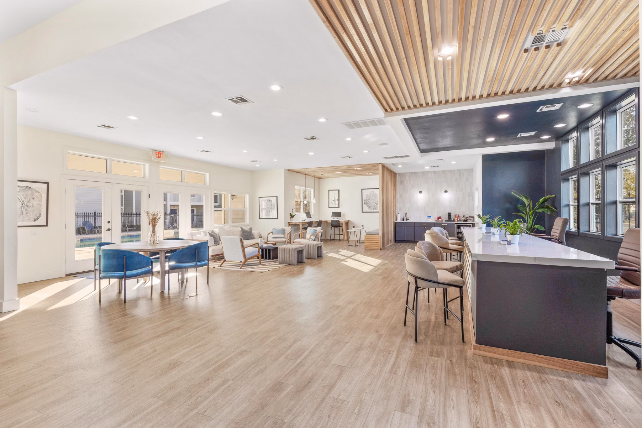 Clubhouse with modern furnishings and a cozy seating area at Cascades at Southern Hills Apartments