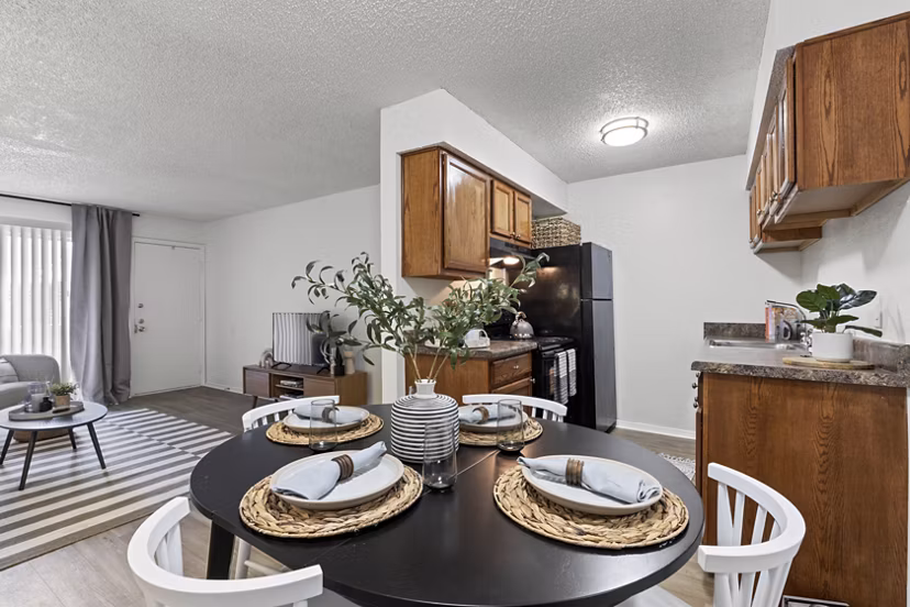 Dining area featuring elegant furnishings at Cascades at Southern Hills Apartments