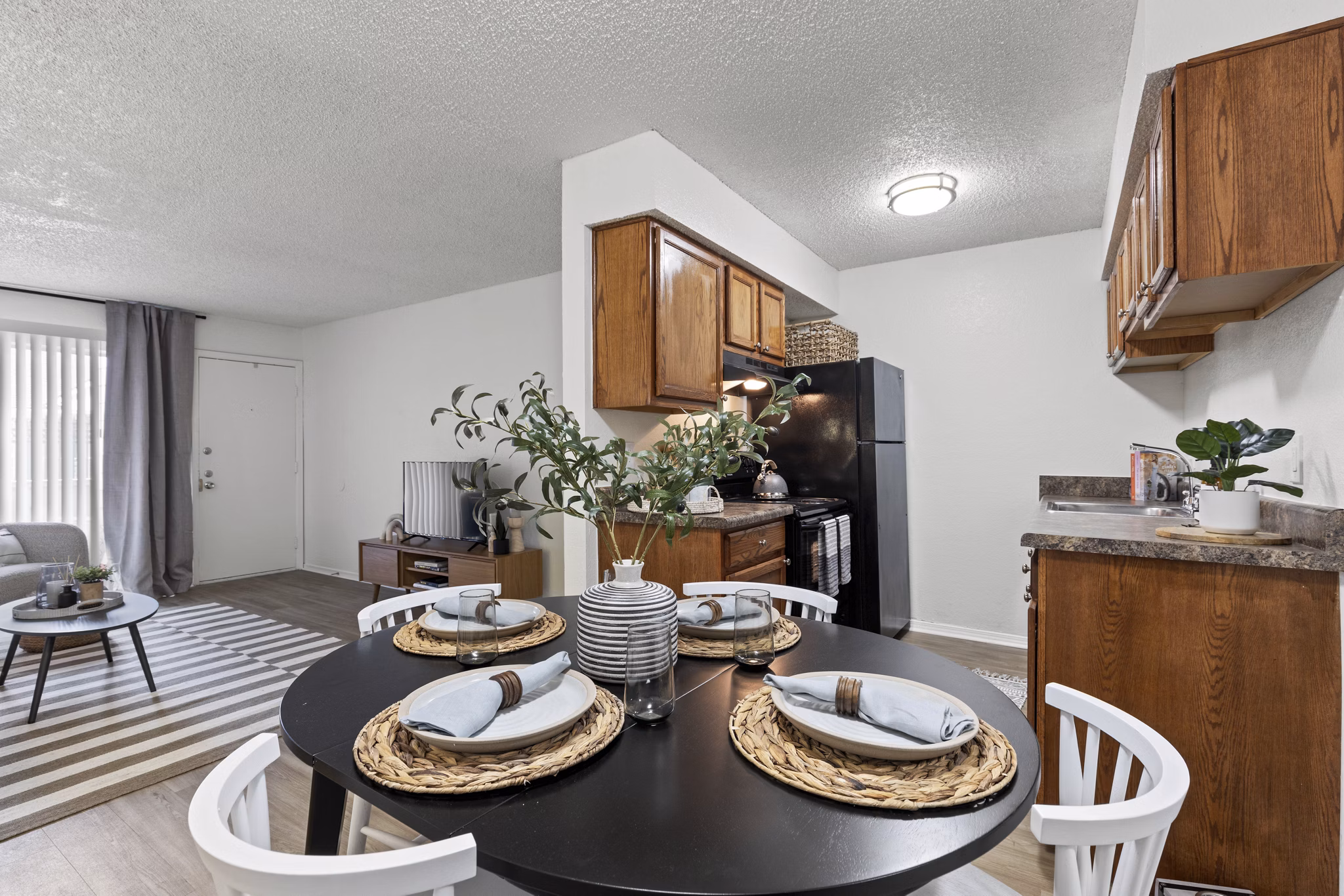 Dining area featuring elegant furnishings at Cascades at Southern Hills Apartments
