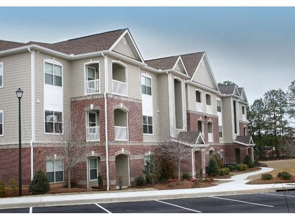 Villas at Loganville: Elegant of luxury apartments in Loganville, showcasing manicured landscaping and contemporary design