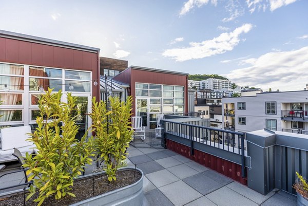 Courtyard featuring landscaped gardens at 1611 on Lake Union Apartments, Seattle