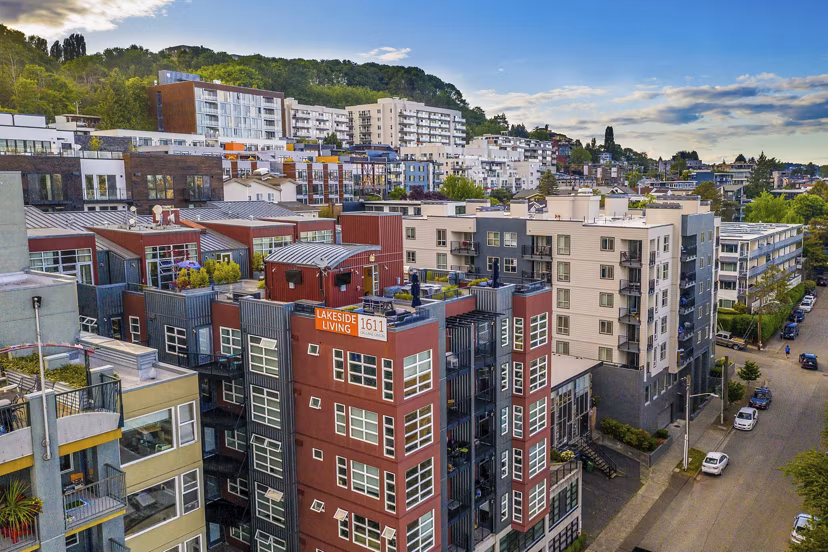 1611 on Lake Union: Lakeview luxury apartments featuring modern architecture