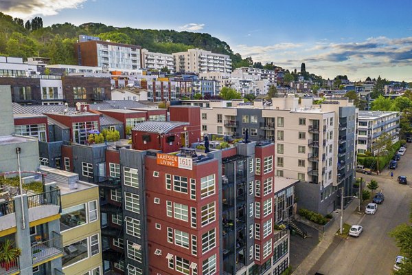 1611 on Lake Union: Lakeview luxury apartments featuring modern architecture