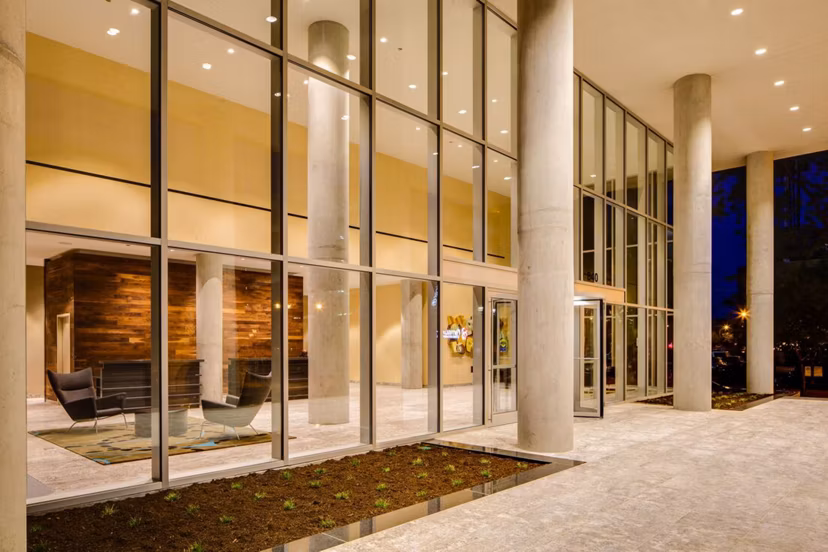 SoNo East Apartments: Contemporary high-rise luxury apartments in Chicago's vibrant Lincoln Park neighborhood