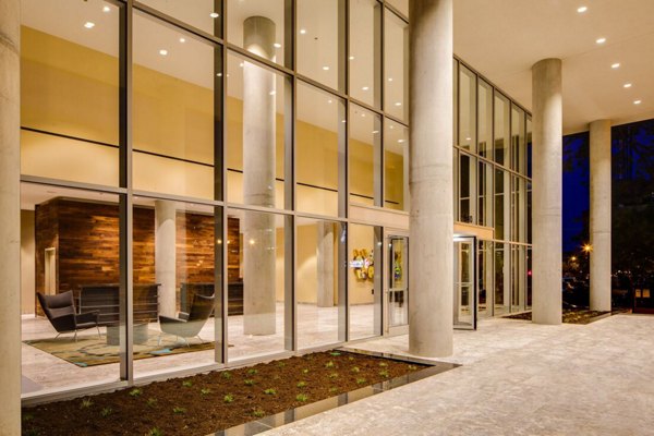 SoNo East Apartments: Contemporary high-rise luxury apartments in Chicago's vibrant Lincoln Park neighborhood