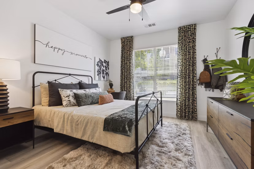 Cozy bedroom with modern dÃ©cor at Verde Vista Apartments