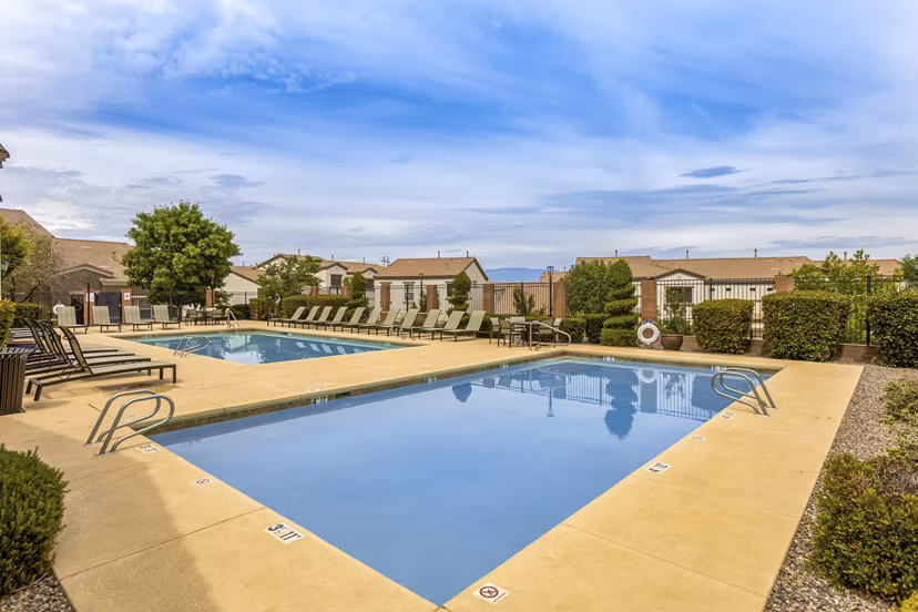 pool at Diamond Mesa Apartments