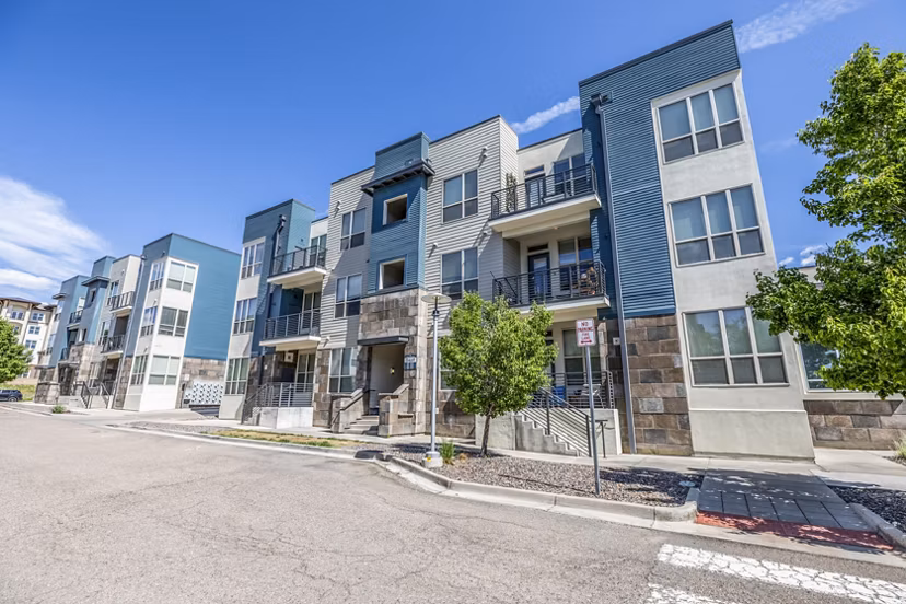 Arista Uptown Apartments: Contemporary residential building in a vibrant neighborhood