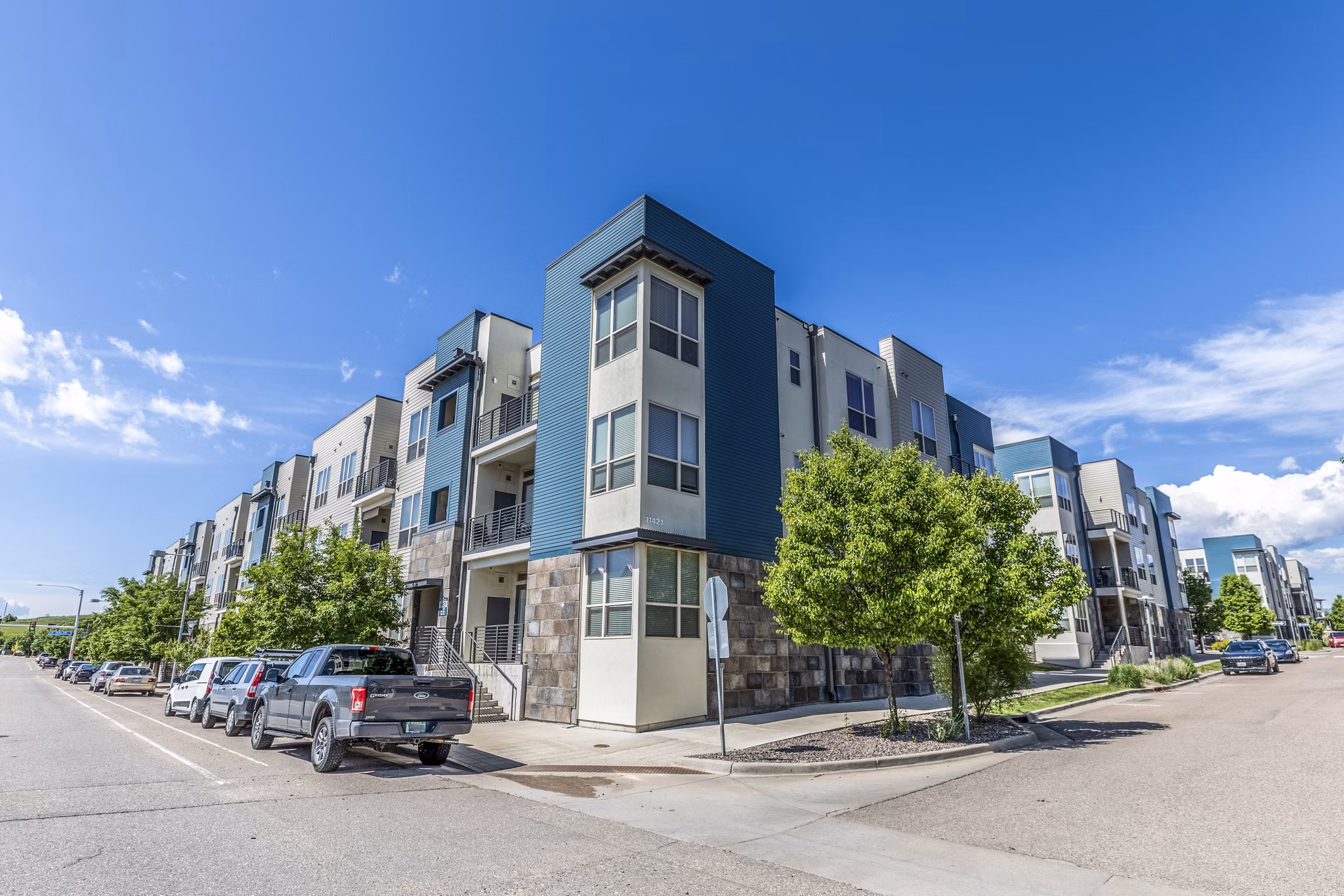 Arista Uptown Apartments: Contemporary design of luxury apartments in vibrant Broomfield neighborhood