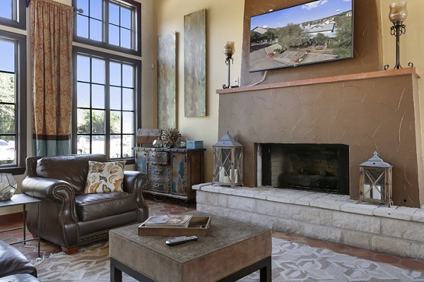 Barton Creek Villas Apartments: Elegant clubhouse featuring modern design and plush seating