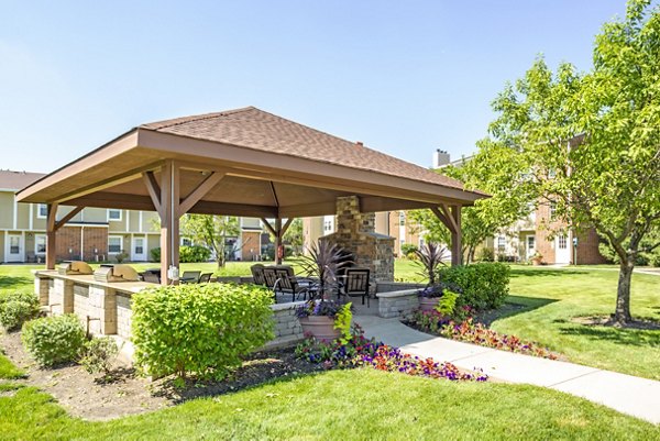 courtyard at Waterford Place Apartments