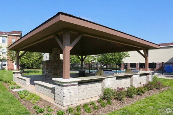 courtyard at Waterford Place Apartments