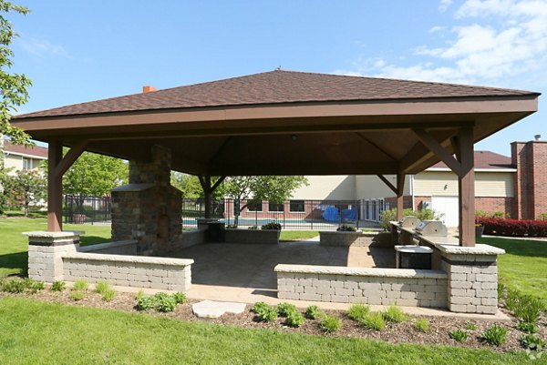 courtyard at Waterford Place Apartments