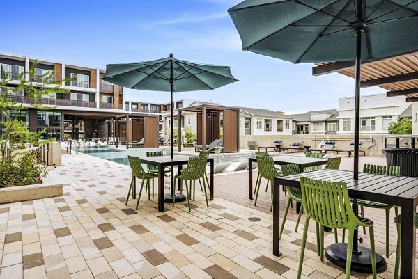 patio at Lakeshore Pearl 2 Apartments