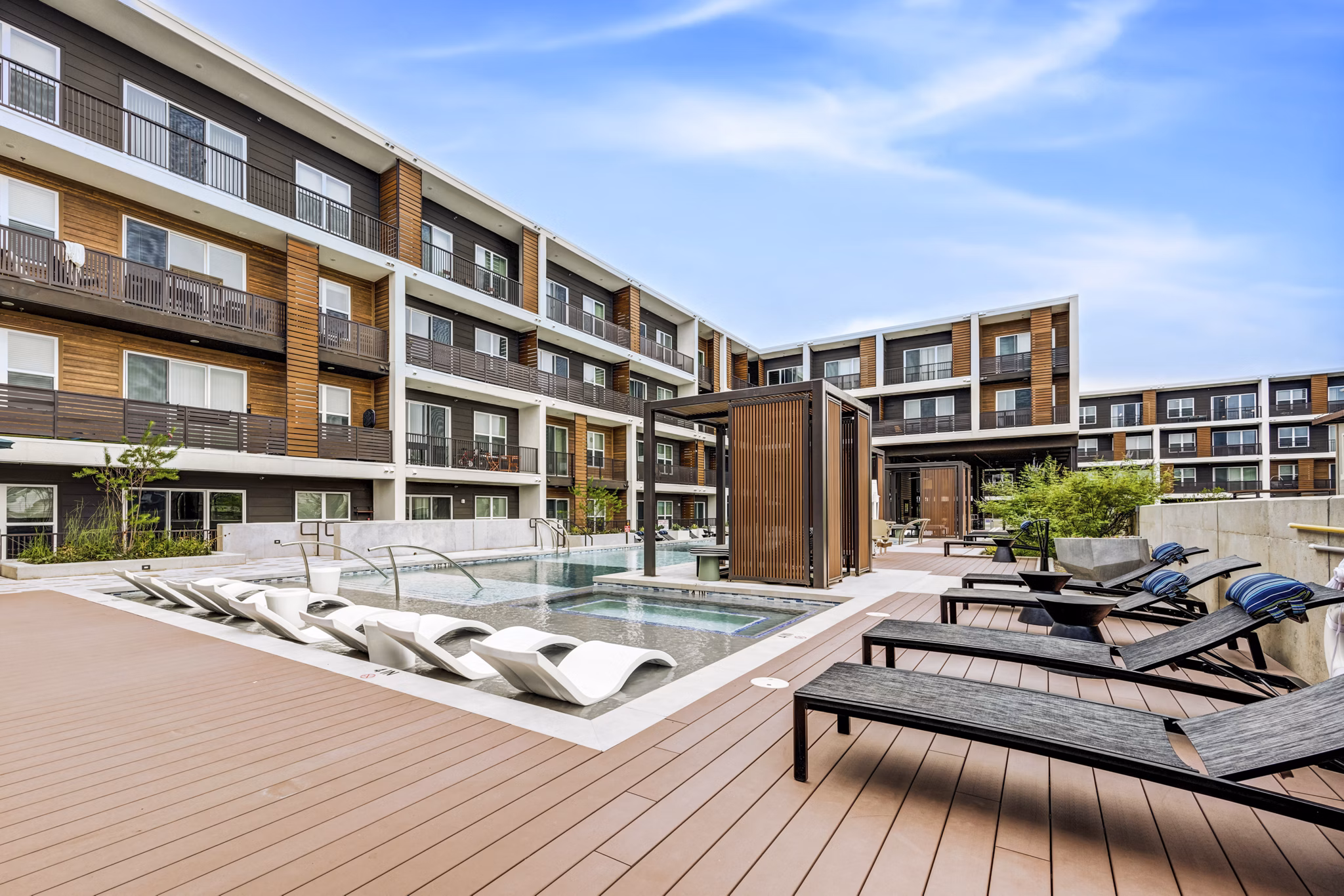 pool at Lakeshore Pearl 2 Apartments