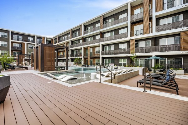 pool at Lakeshore Pearl 2 Apartments