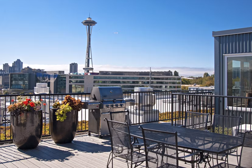 Outdoor grill area with modern seating at 708 Uptown Apartments, perfect for social gatherings and relaxation
