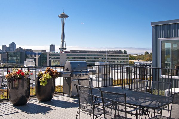 Outdoor grill area with modern seating at 708 Uptown Apartments, perfect for social gatherings and relaxation