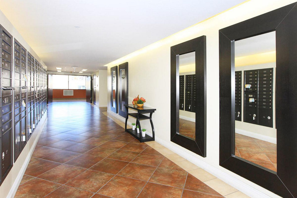 Clubhouse with elegant furnishings and communal seating at City View Apartments