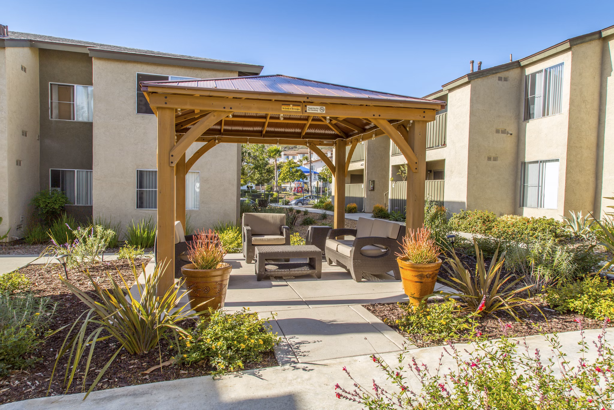 Whispering Oaks: Elegant luxury apartments in serene neighborhood
