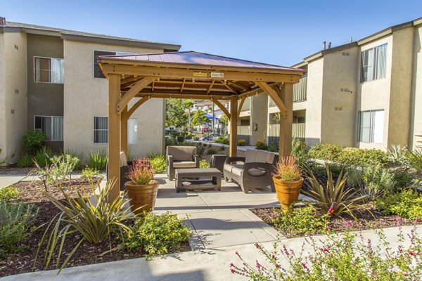 Whispering Oaks: Elegant luxury apartments in serene neighborhood