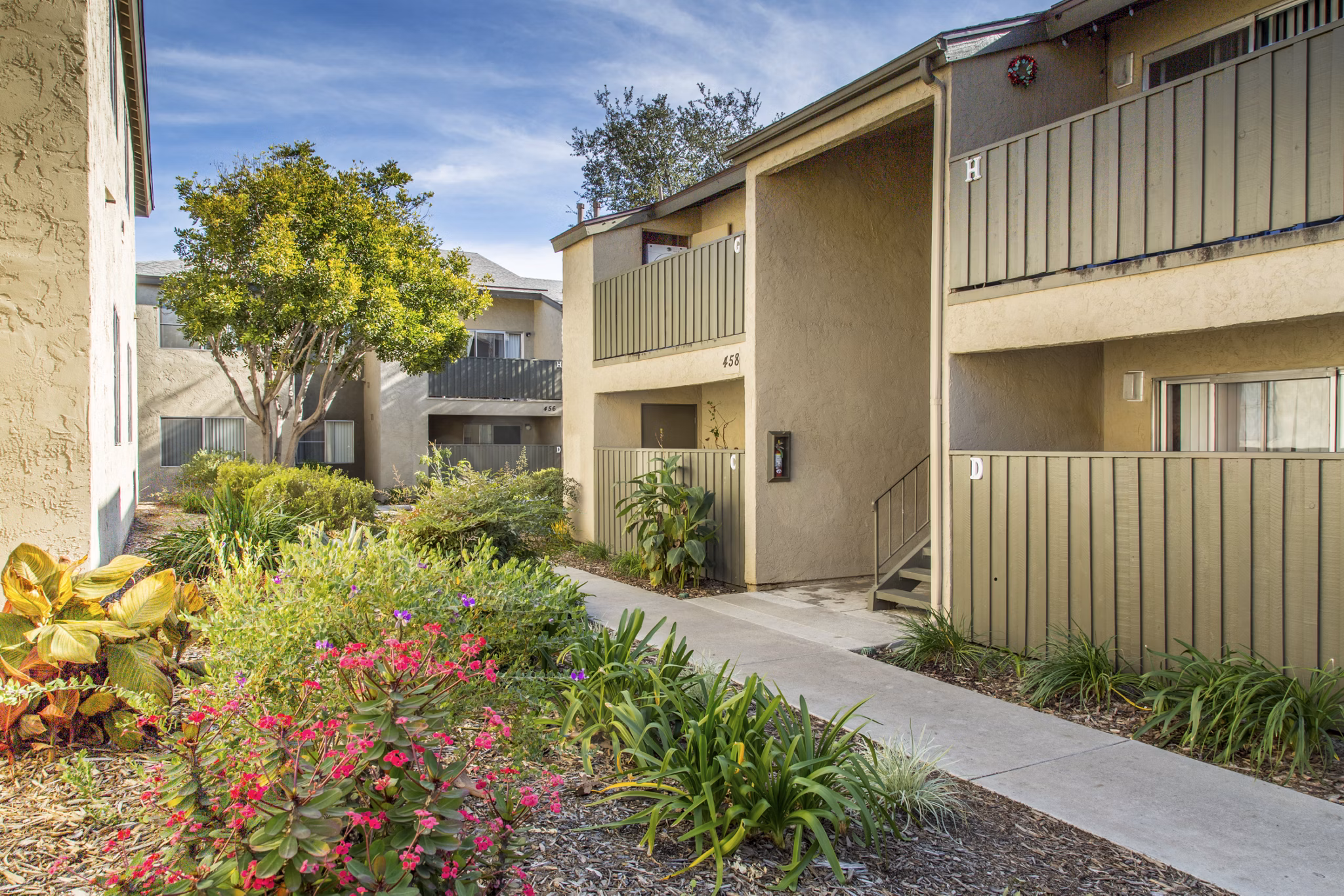 Whispering Oaks Apartments: Contemporary of luxury apartments with lush landscaping and modern design