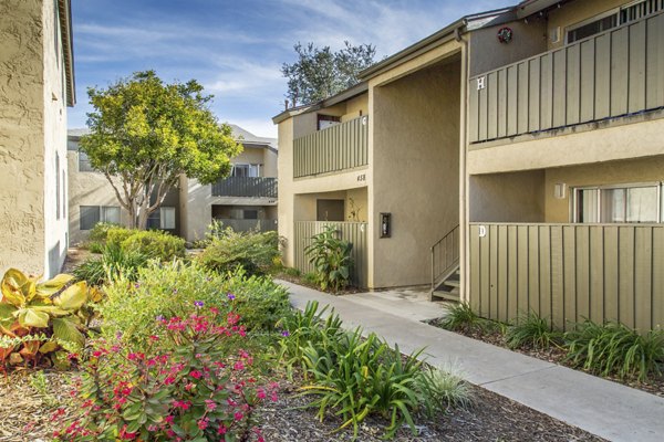 Whispering Oaks Apartments: Contemporary of luxury apartments with lush landscaping and modern design