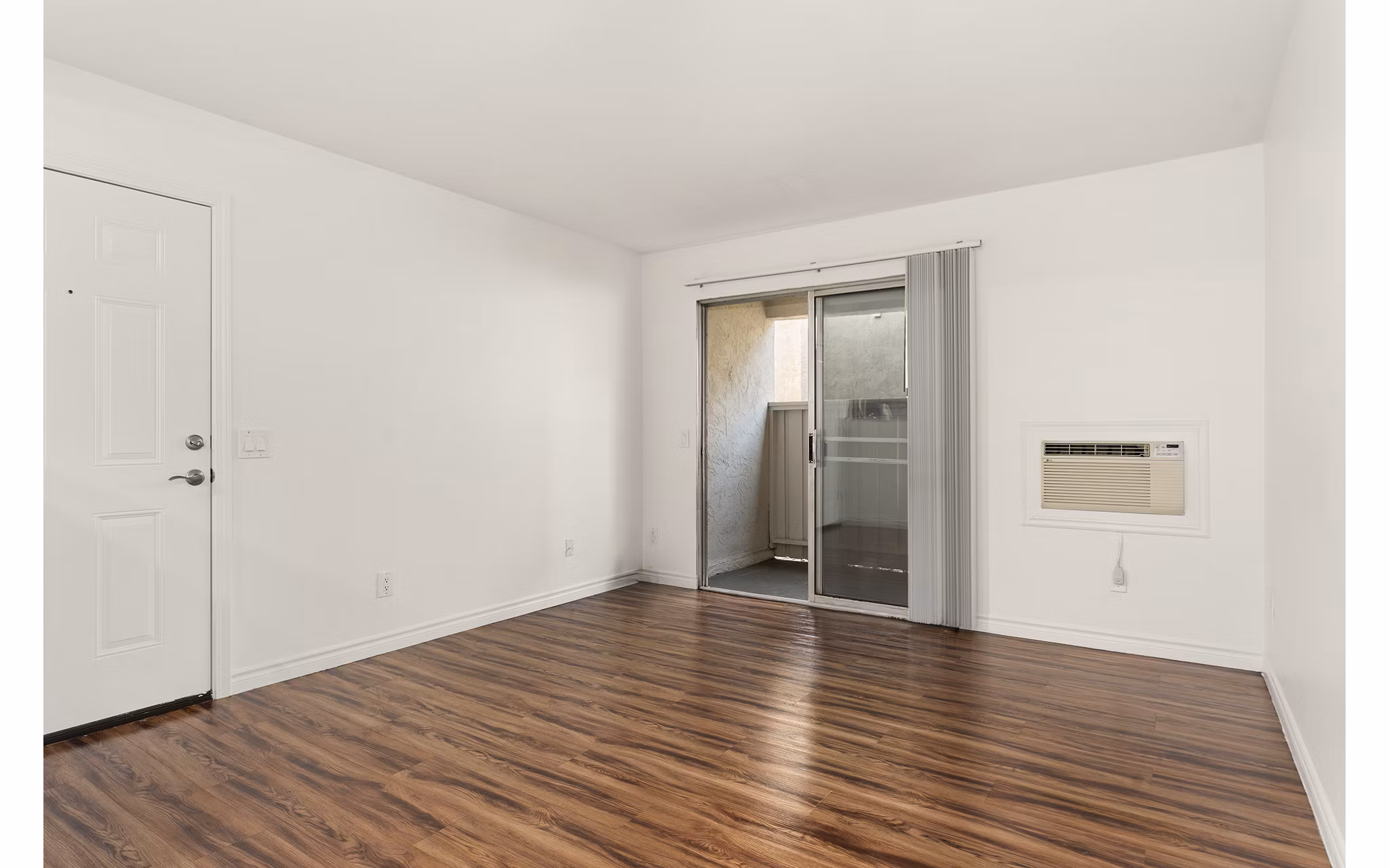 living room at Whispering Oaks Apartments 