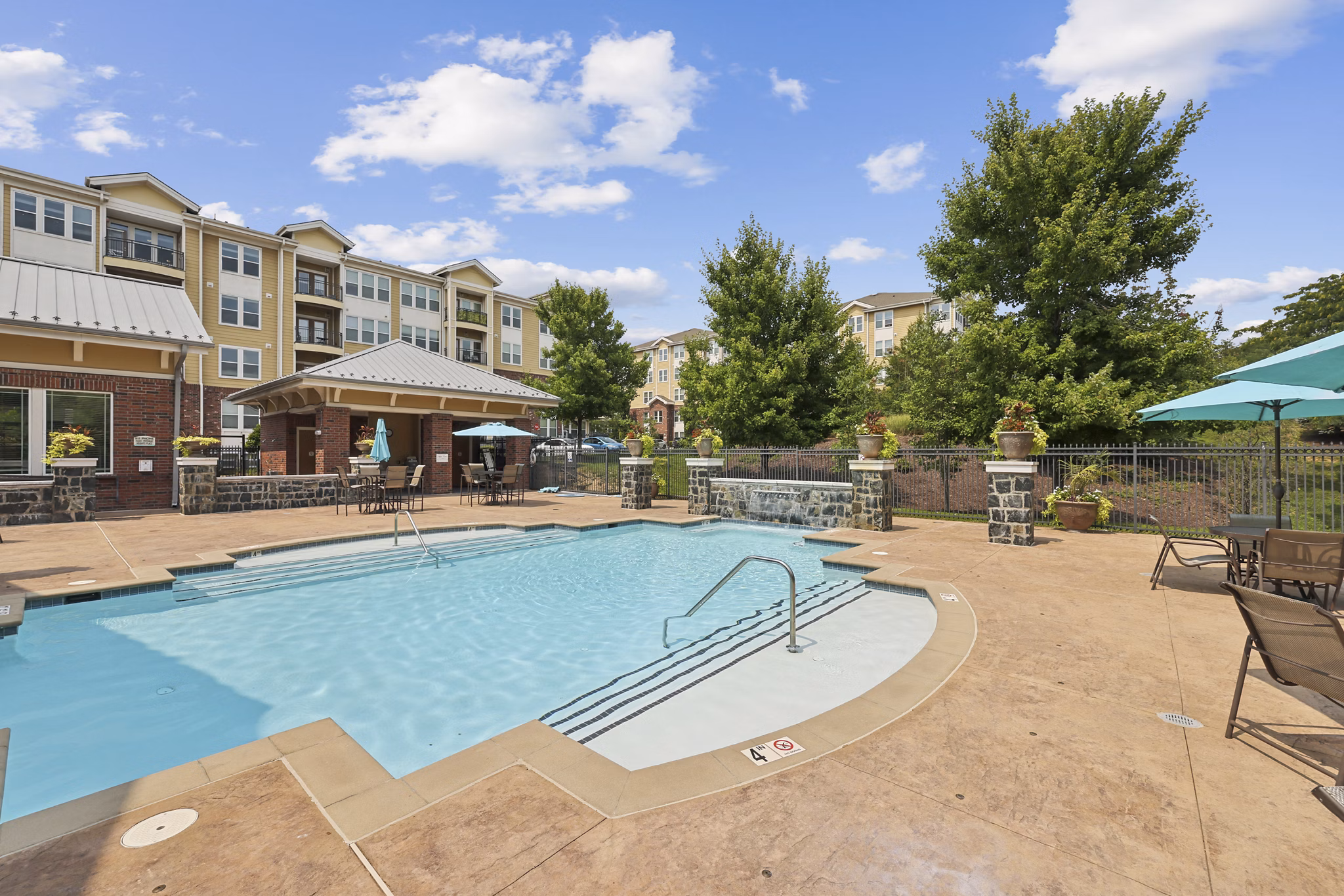 pool at Stone Pointe Apartments 
