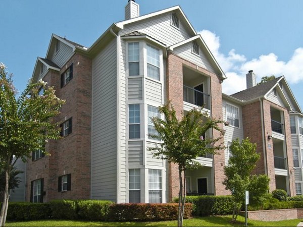 Crossing at White Oak Apartments: Elegant of modern luxury apartments in quiet neighborhood