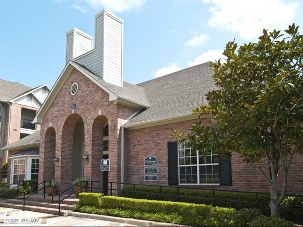 exterior at Crossing at White Oak Apartments