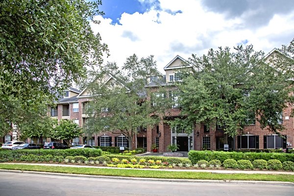 Plaza at Westchase: Elegant design of luxury apartments in vibrant Houston neighborhood
