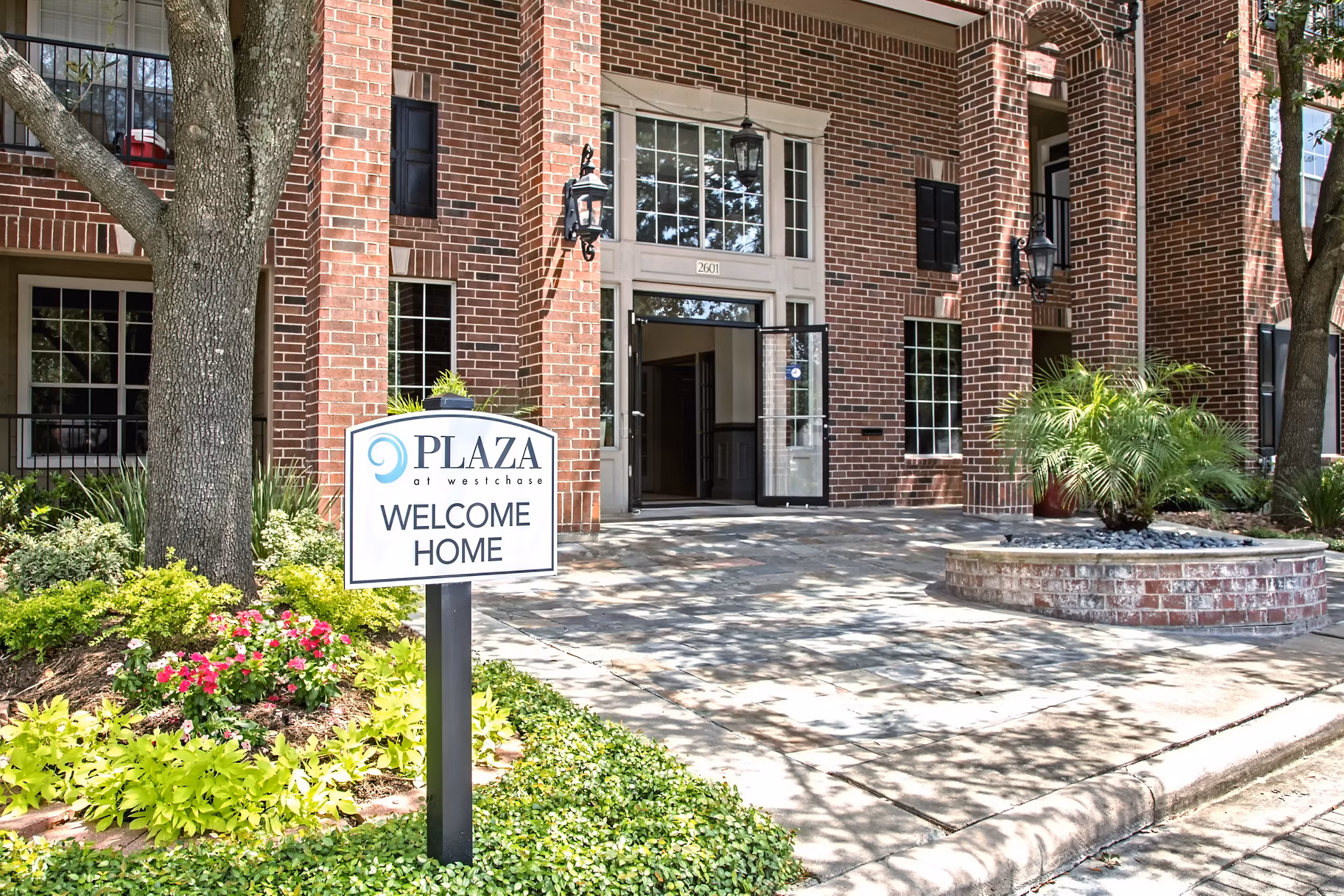 Plaza at Westchase: Elegant of luxury apartments in a vibrant Houston location