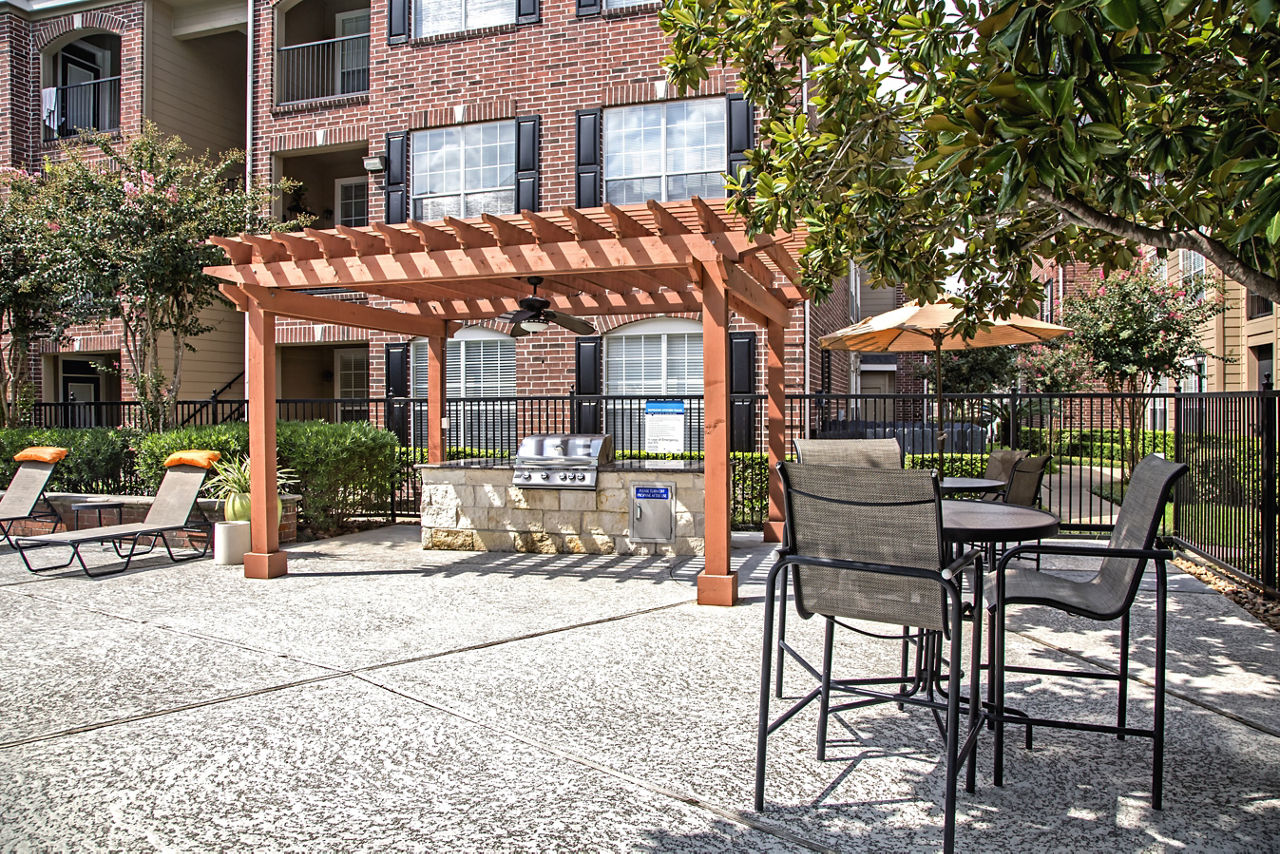 Grill area at Plaza At Westchase Apartments