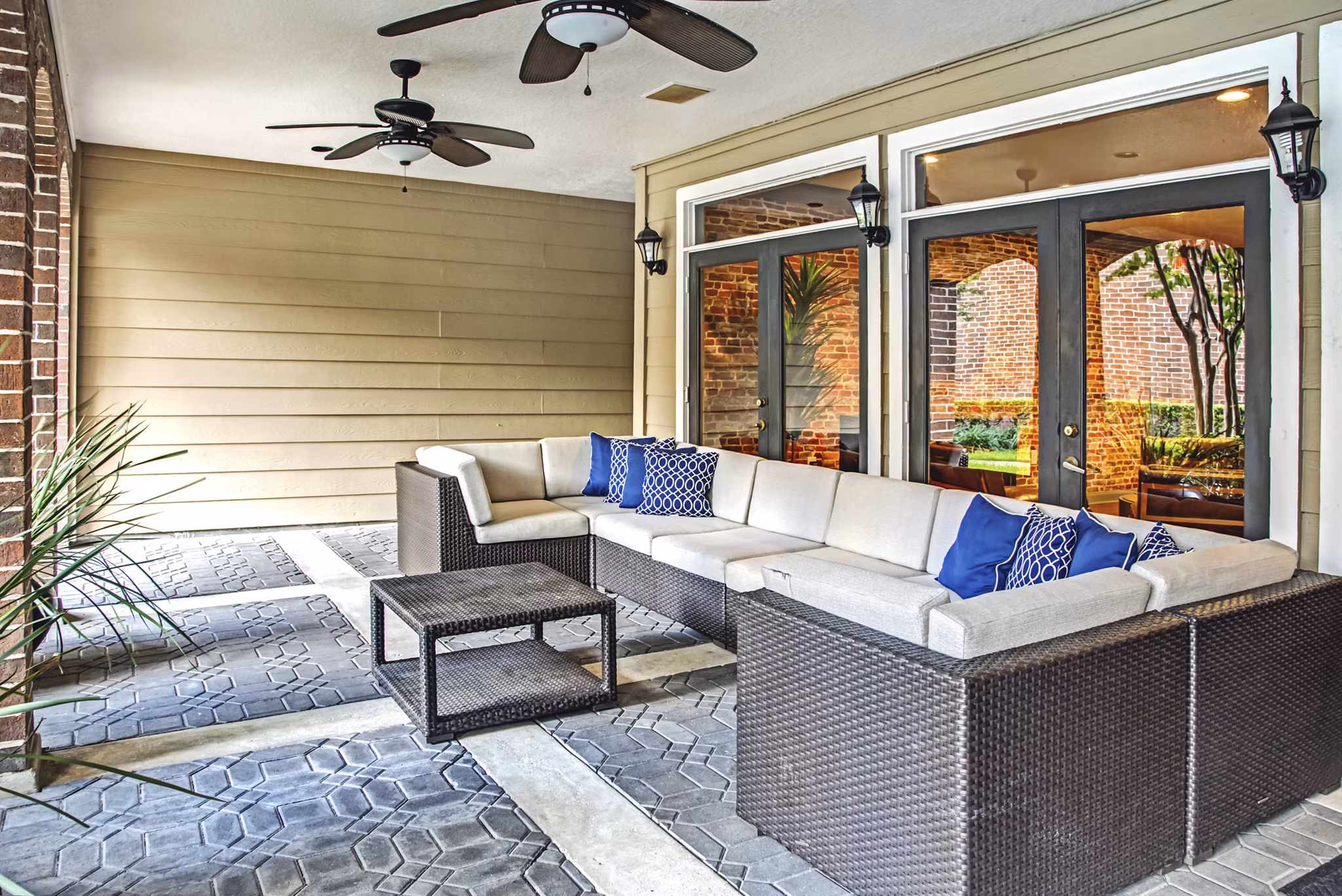 Relaxing patio with modern seating at Plaza at Westchase Apartments
