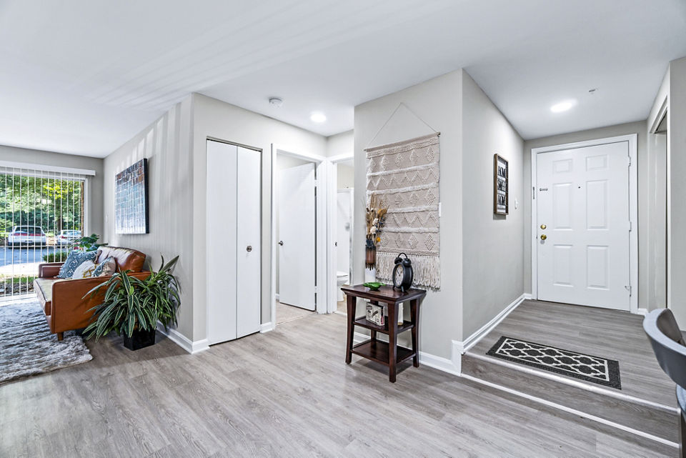 Entry and living room with modern decor at Ellipse at Fairfax Corner Apartments
