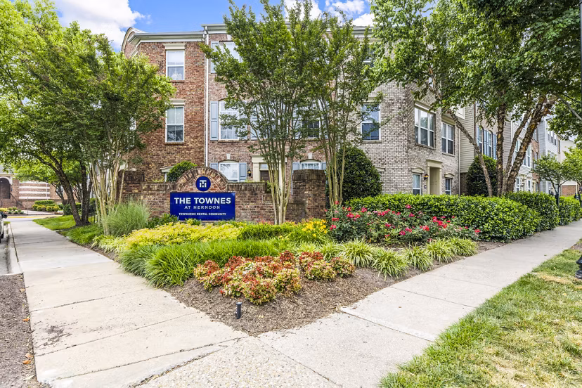 Townes at Herndon: Elegant of luxury apartment building in a serene residential neighborhood