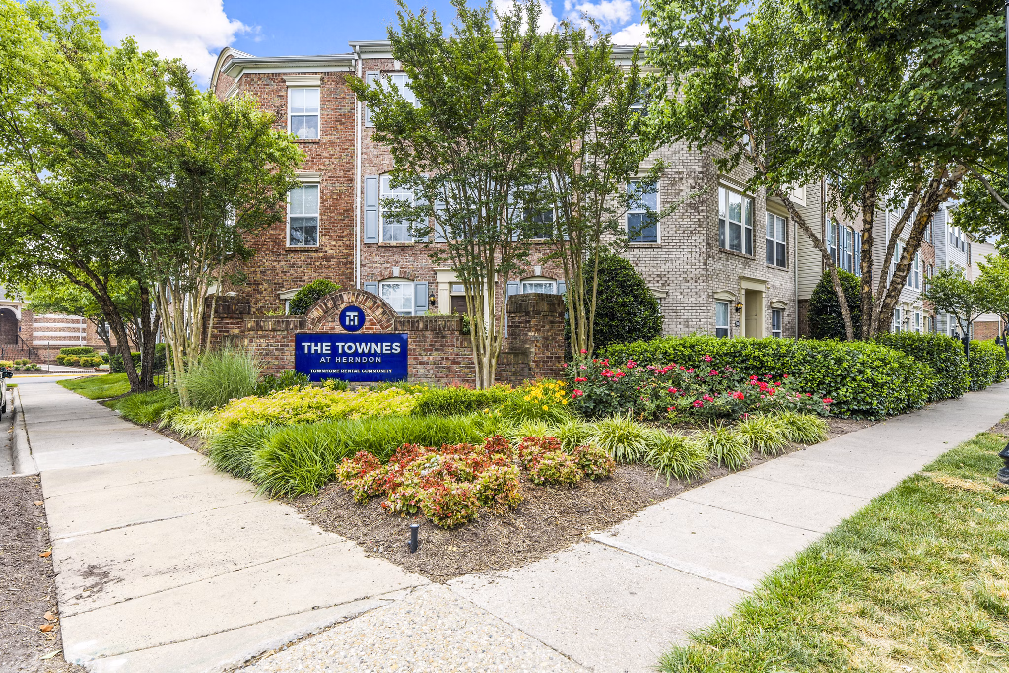 Townes at Herndon: Elegant of luxury apartment building in a serene residential neighborhood