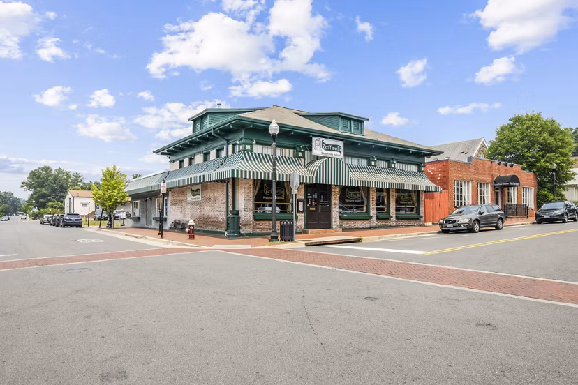Charming neighborhood view at Townes at Herndon Apartments, highlighting lush greenery and serene surroundings