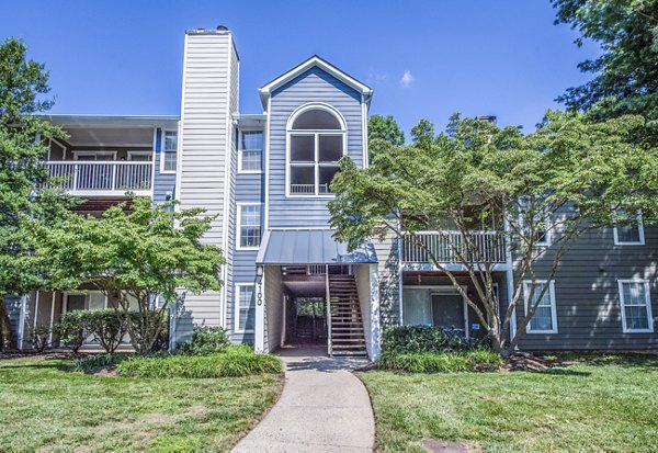Windsor at Fairlakes: Classic architecture apartment building in Fairfax