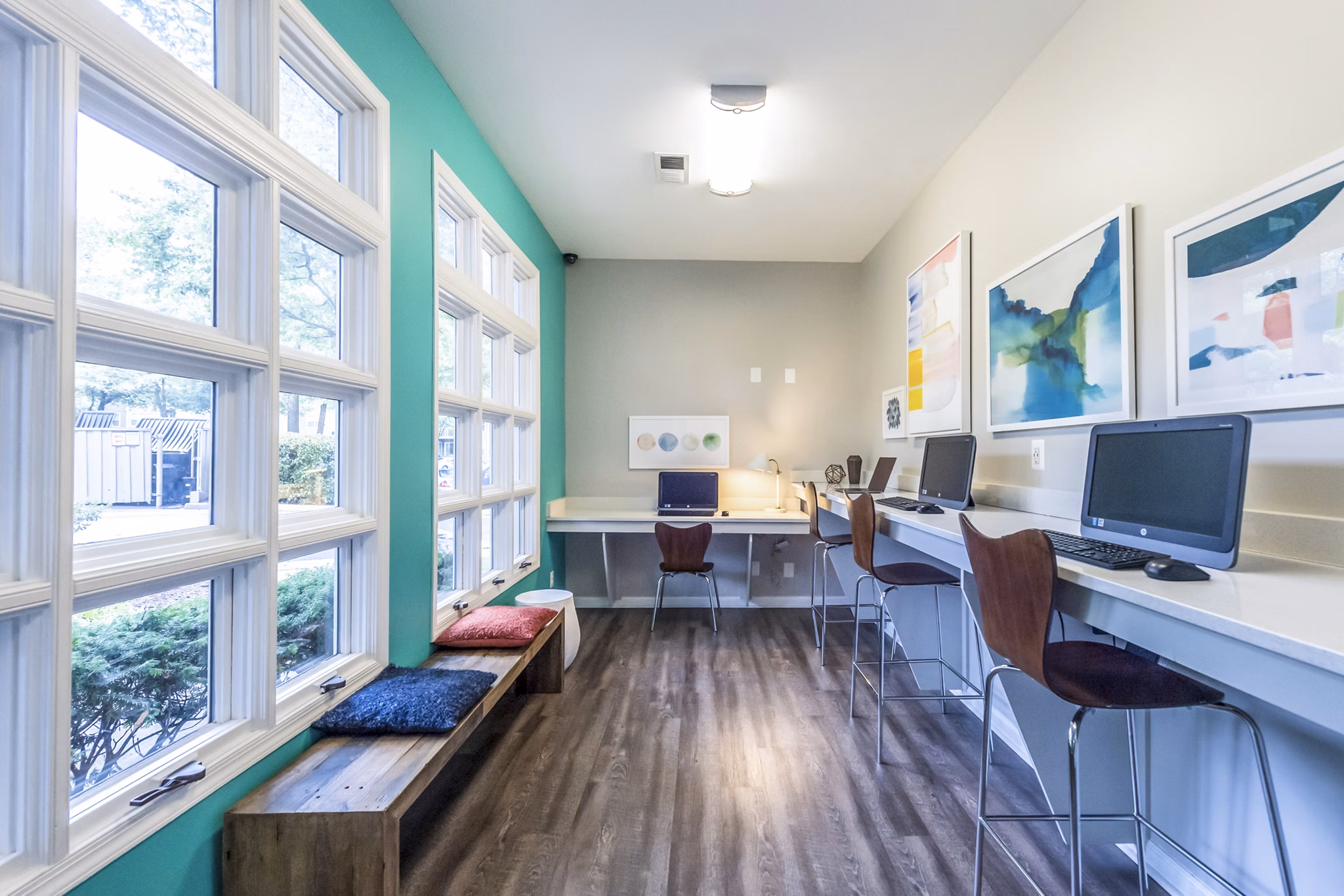 Clubhouse business center with modern workstations at Windsor at Fairlakes Apartments