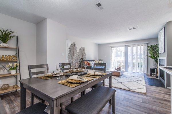 dining room at Windsor at Fairlakes Apartments