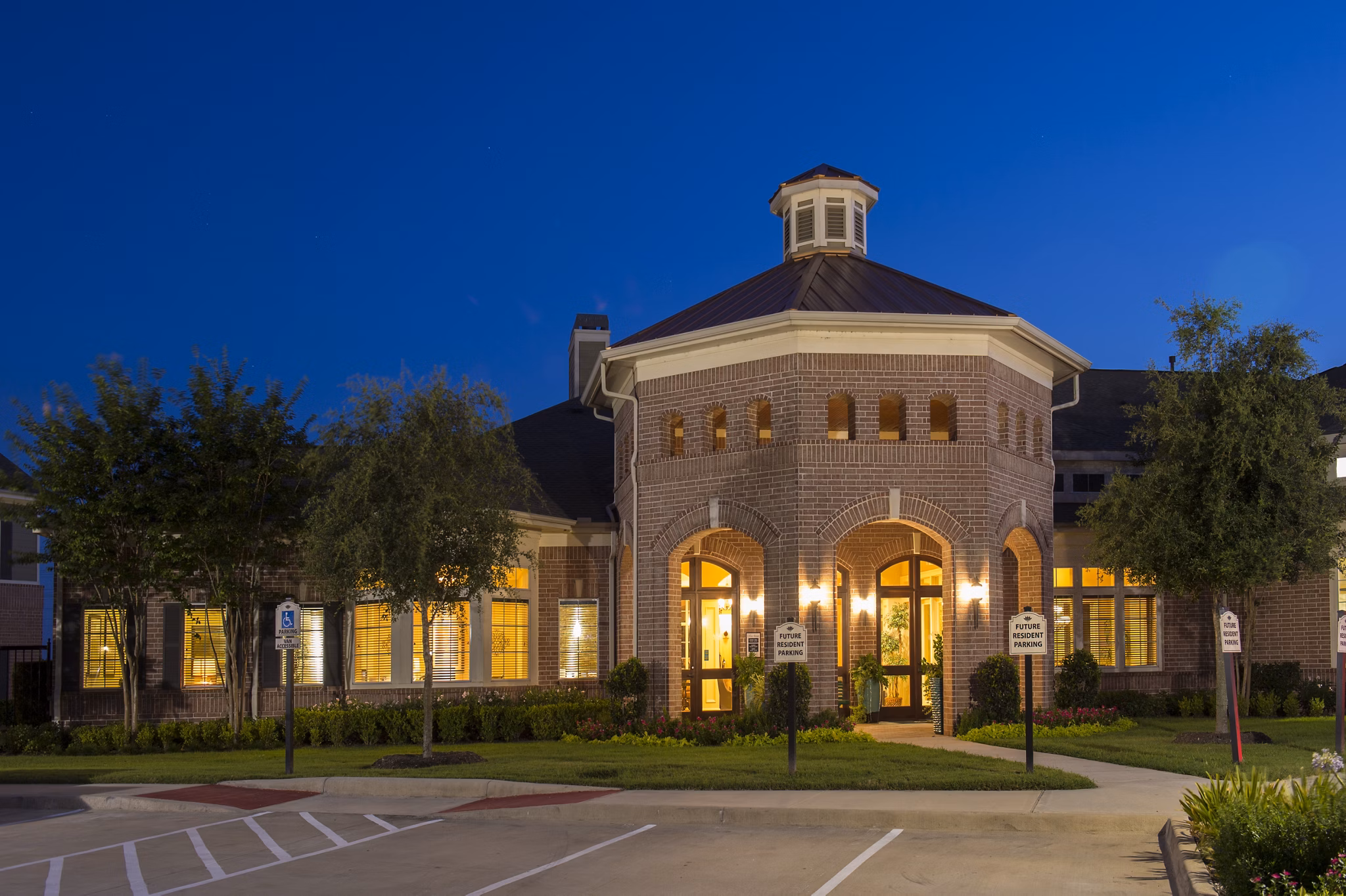 Montage at Cinco Ranch: Elegant luxury apartments in Katy, Texas