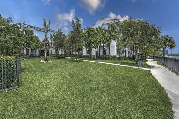 courtyard at 33 West Apartments