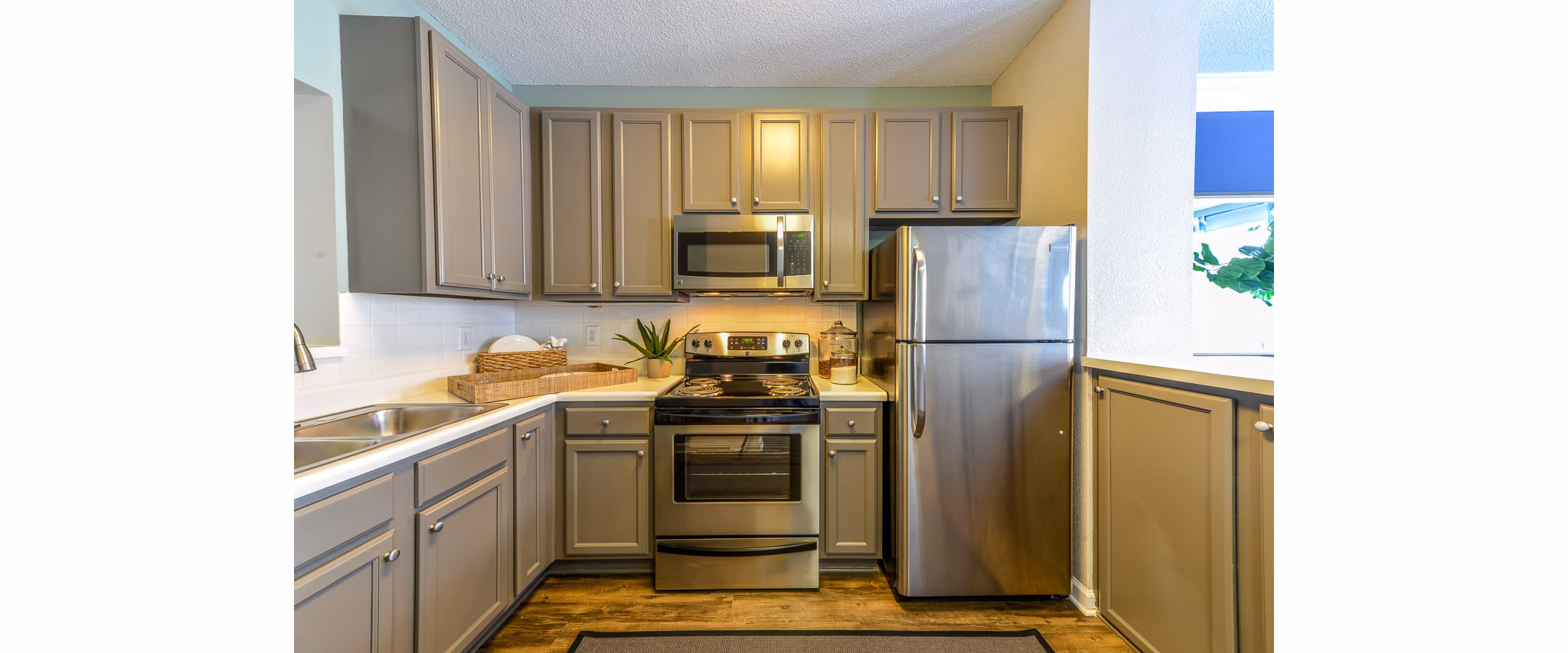 Modern kitchen featuring sleek cabinetry and stainless steel appliances in Townhouse Atlanta luxury apartments
